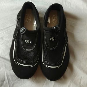 Boys Water Shoes Size 2/3 Black Athletic Works